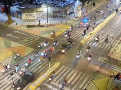 Batres llama a motociclistas a conducir con responsabilidad tras rodada nocturna en la CDMX