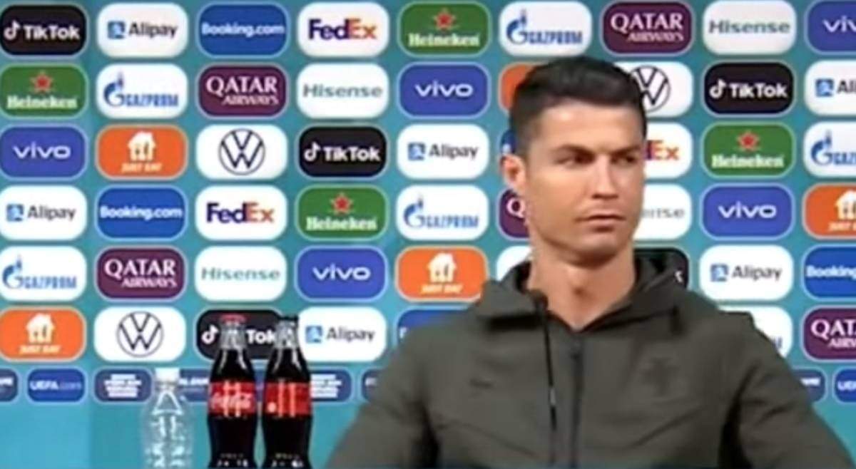 Cristiano Ronaldo y las botellas de Coca-Cola y agua