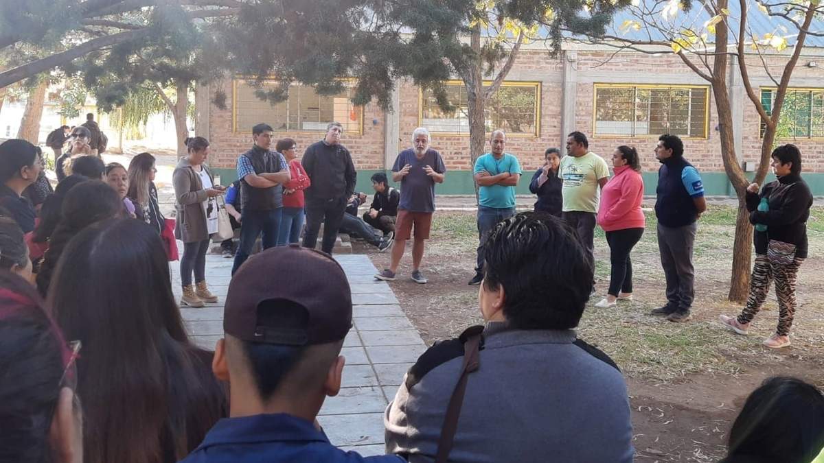 Reunión de padres de alumnos de la EPET 26. Fuente: (Facebook)