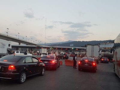 Bloquean la autopista y carretera México-Cuernavaca en pleno “puente”; se desata caos vial