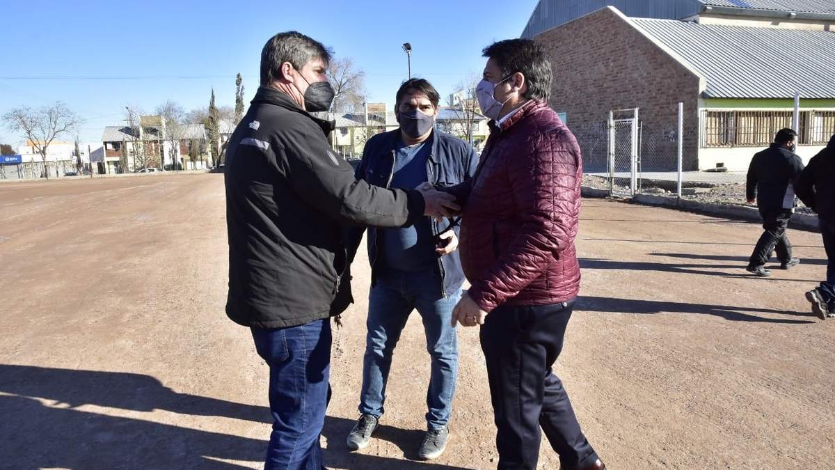 Mariano Gaido, intendente de Neuquén Capital, recorre las instalaciones del polideportivo Gregorio Álvarez. Fuente: (Twitter)