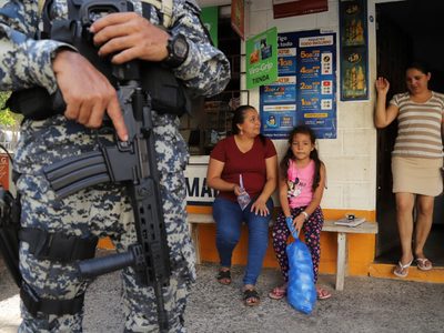 La mayoría de salvadoreños apoya el régimen de excepción de Bukele contra pandillas, según encuesta