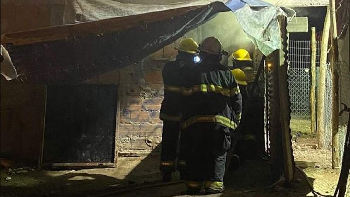 Trabajaron dos dotaciones de bomberos voluntarios de Centenario. Fuente: (Centenario Digital)