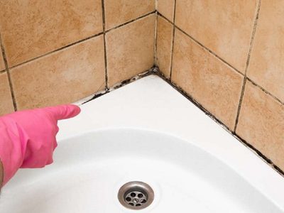 El trucazo de la abuela para eliminar el sarro en la silicona de la ducha y dejarla como nueva
