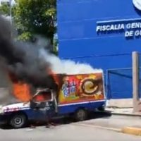 Queman un vehículo frente a la Fiscalía General de Justicia de Guerrero y bloquean Autopista del Sol