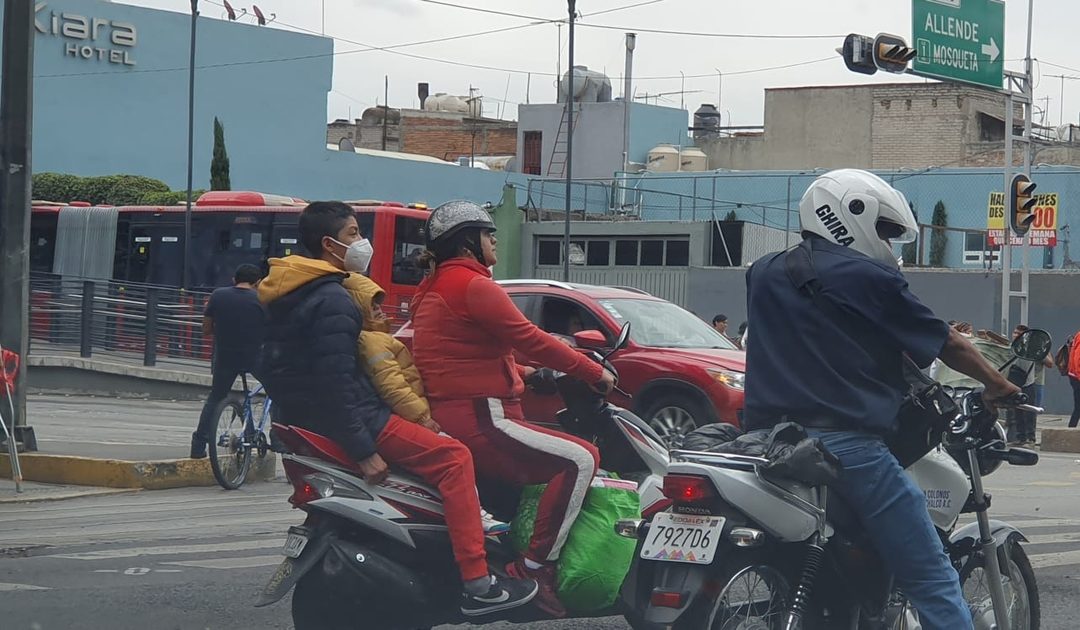familia en moto