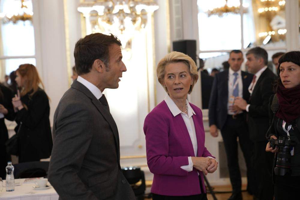 La presidenta de la Comisión Europea, Ursula von der Leyen, habla con el presidente de Francia, Emmanuel Macron, durante una reunión de la Comunidad Política Europea