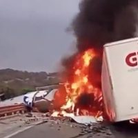 Se incendian dos tráileres tras choque en la México-Querétaro (Videos)