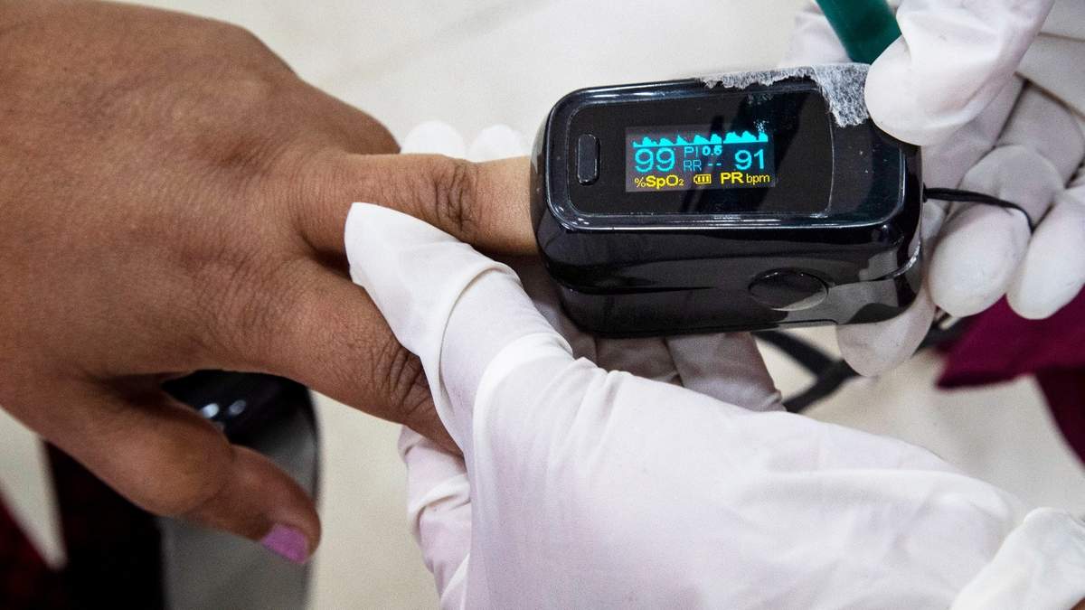 Un oxímetro usado en un paciente