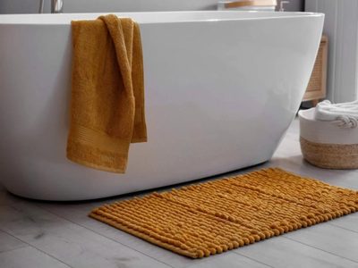 No compres una nueva: el truco para dejar tu alfombra del baño impecable en pocos minutos