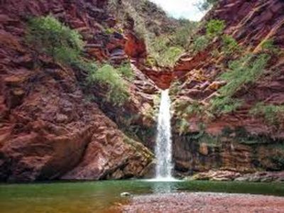 El pueblo fantasma con imponentes cascadas