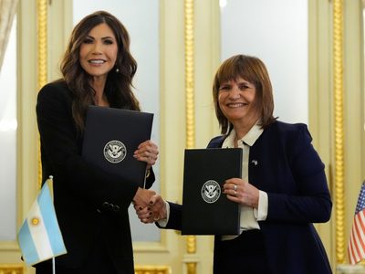 Guiño de Trump a Milei: negocian eliminar el requisito de visa para turistas argentinos en EU