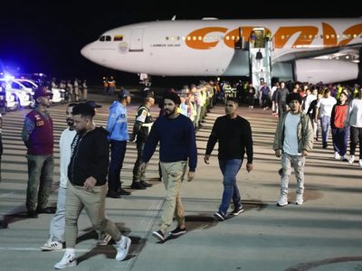 Trump aprieta su plan para deportar a un millón de migrantes en 2025 (Video)