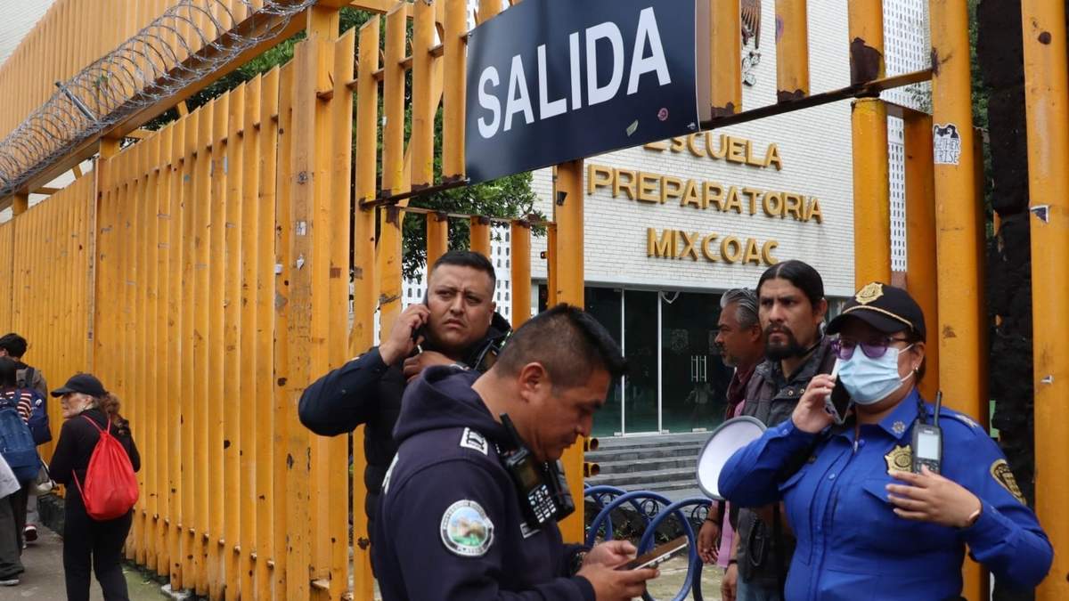 Alumnos y persona de la Preparatoria 8 de la UNAM, en la alcaldía Álvaro Obregón, fue desalojada por una supuesta amenaza de bomba este lunes