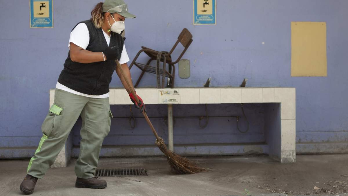 Personal realiza trabajos de limpieza en planteles educativos.