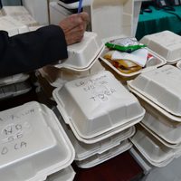 Morena intenta calmar con tortas a periodistas (Video)