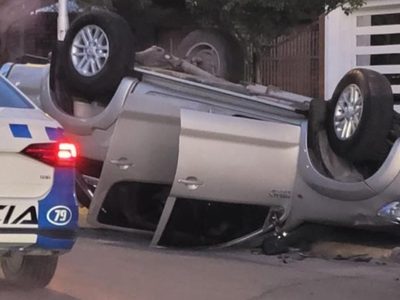 Una camioneta volcó, su conductor escapó y dejó abandonada a su acompañante
