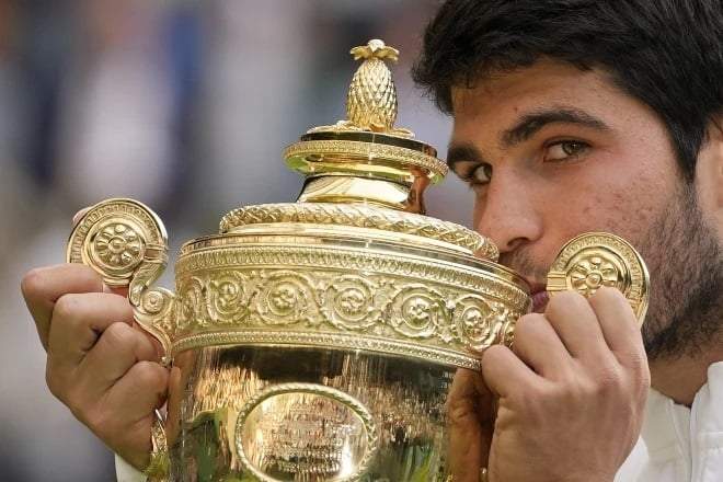 El tenista Carlos Alcaraz, de 20 años, gana el torneo de Wimbledon