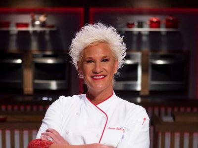 Murió la chef estadunidense Anne Burrell, presentadora de programas de cocina