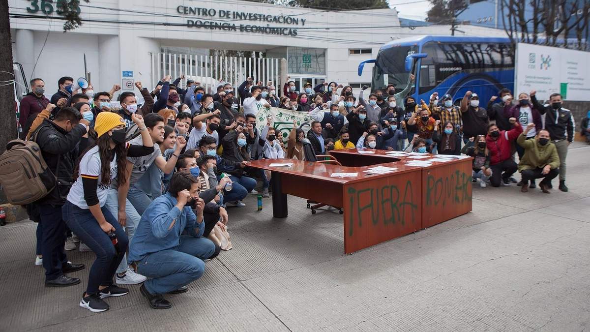 Protesta de académicos y alumnos en el CIDE