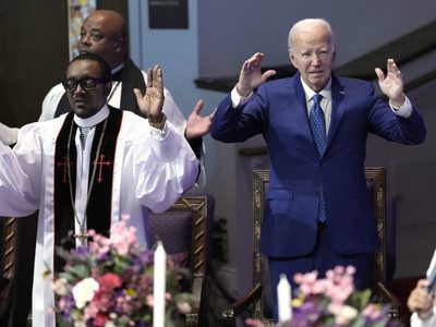 Mientras Biden pide unidad en torno a su candidatura, algunos demócratas dicen que debería dejarla