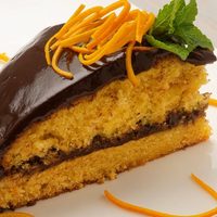 Aprovechá que las naranjas están baratas y prepará este bizcochuelo de naranja y chocolate para lucirte en la sobremesa del domingo