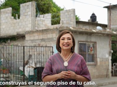 “Ellos te prometen el segundo piso de la 4T, yo de tu casa”, dice Xóchitl Gálvez a la clase media
