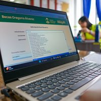Jóvenes neuquinos que estudian en Buenos Aires y La Plata recibieron las notebooks de sus becas Gregorio Álvarez