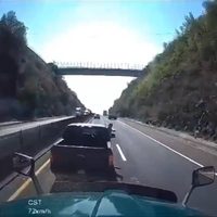 Disparan 22 veces en cuatro minutos contra un tráiler en un intento de asalto (Video)