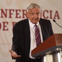 AMLO califica de 'torpes” y 'corruptos” a quienes se amparan por Santa Lucía