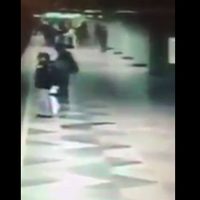 Mujer muere tras ser empujada por un exconvicto a las vías del metro Cerro de la Estrella (Video)