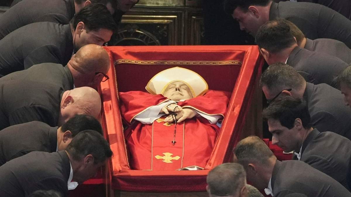 El cuerpo del papa Francisco es colocado en la basílica de San Pedro en el Vaticano, el miércoles 23 de abril de 2025, donde será velado durante tres días