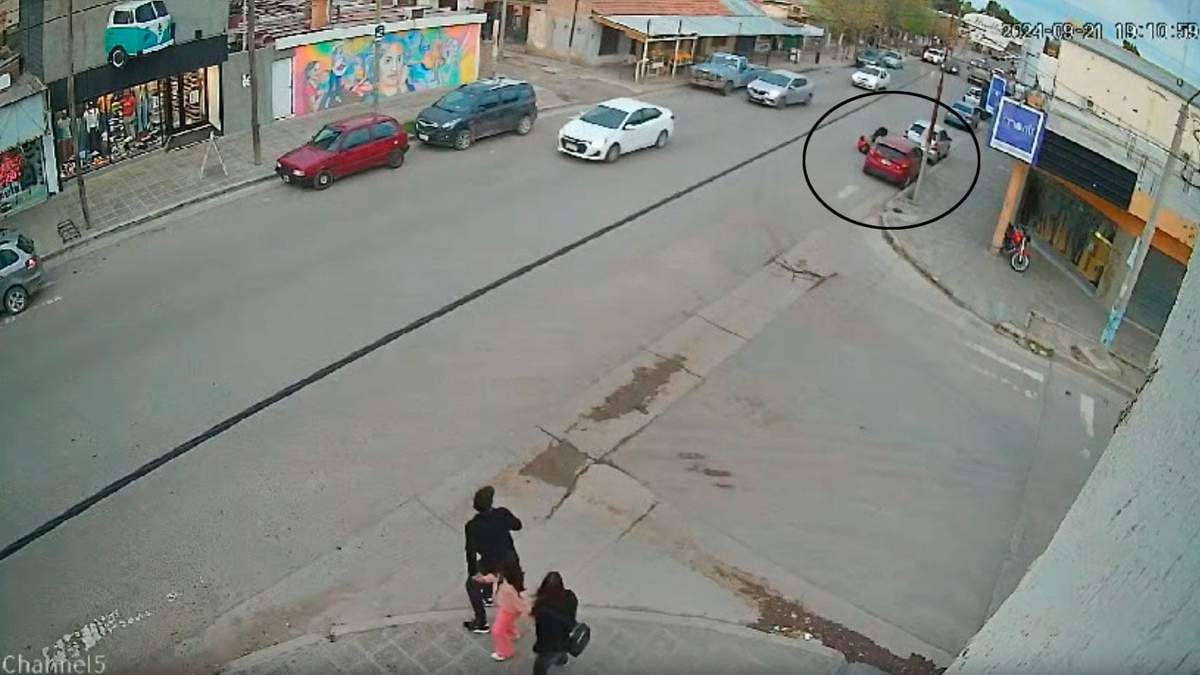 El momento en que la mujer fue agredida en la zona comercial de Centenario. Fuente: (Centenario Digital)