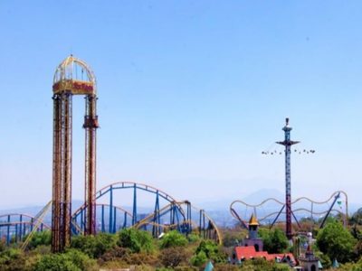 Detienen en Six Flags a dos jóvenes que intentaron entrar con subametralladora