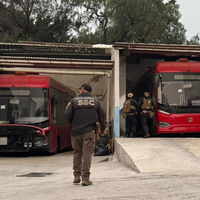 Cateo en Azcapotzalco: detienen a dos personas y aseguran vehículos de transporte público y monstruo