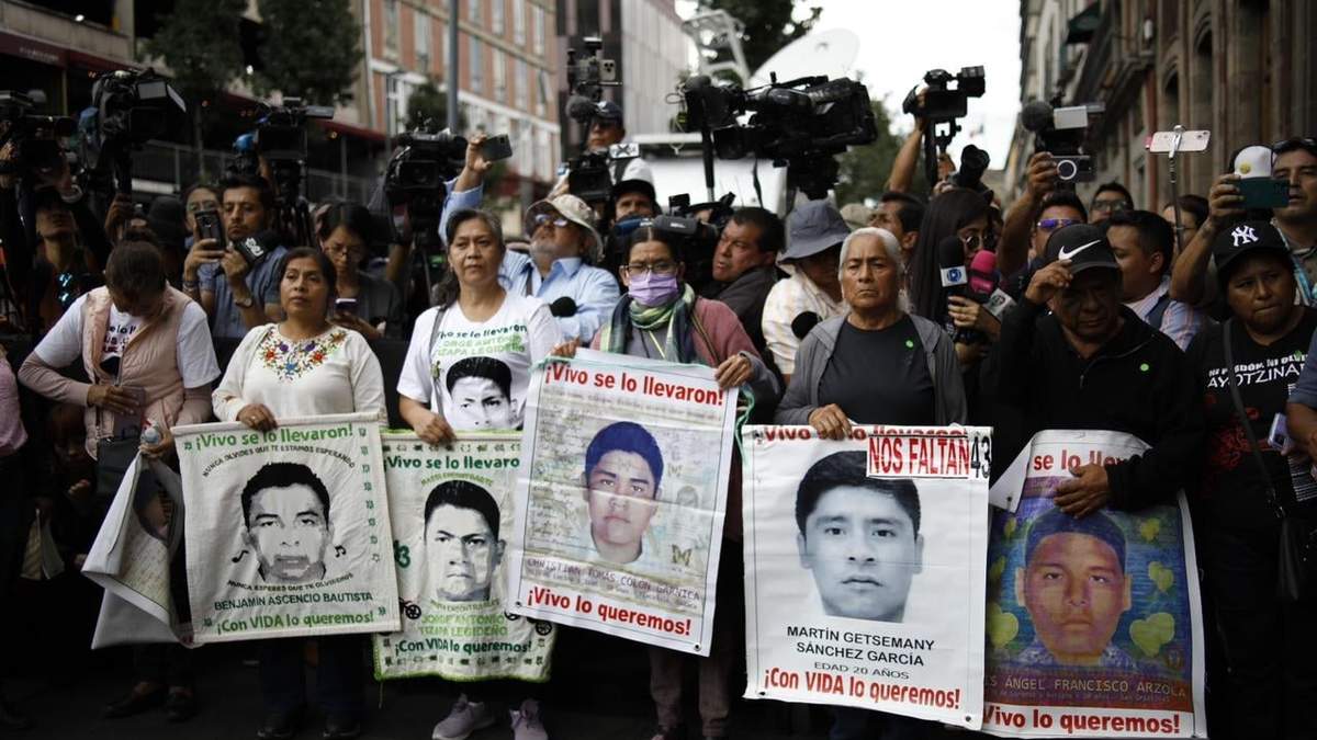 Padres y madres de los normalistas