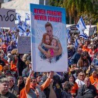 Israel despidió a la familia Bibas, los argentino-israelíes que fueron asesinados en cautiverio por Hamás