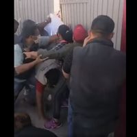 Jaloneos y huevazos en protesta contra Mario Delgado y Mónica Rangel en SLP