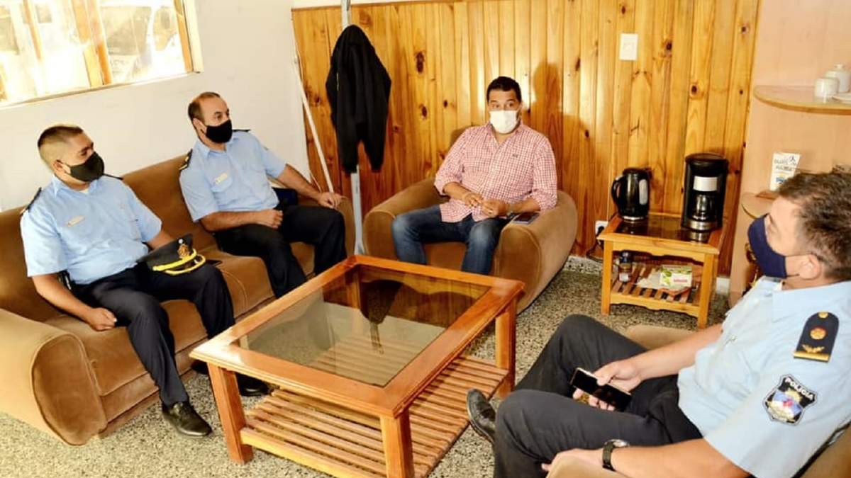 Koopmann reunido con autoridades policiales. Fuente: (Twitter)