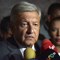 Tras encerrona, López Obrador instruye a colaboradores a dar prioridad a 35 promesas de campaña