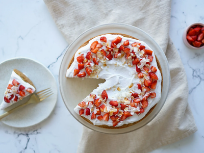 Con una sola receta salen 2 budines de coco y frutilla: probá esta versión fit para la merienda más rica