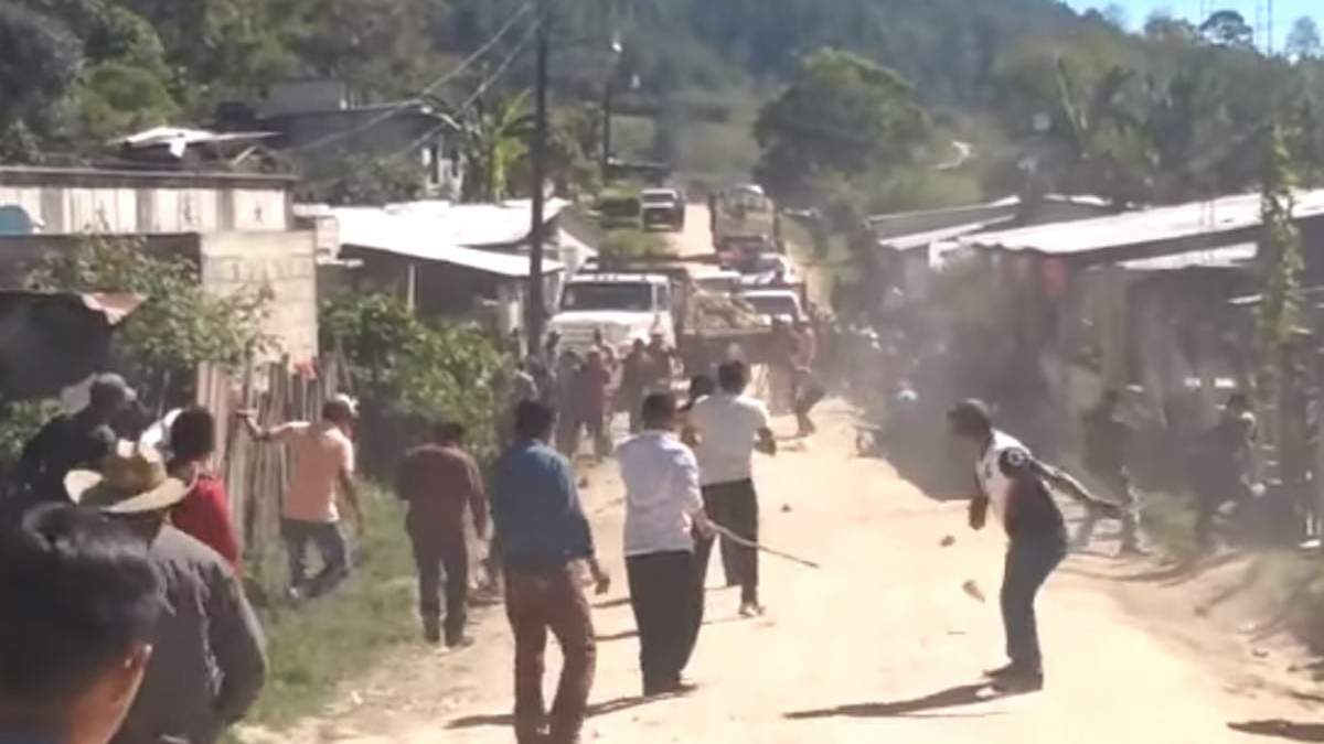 Pobladores del ejito San Andrés Puerto Rico lanzaron piedras a los integrantes del grupo armado