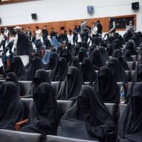 Los talibanes prohíben reproducir música en los coches y llevar a mujeres sin hiyab