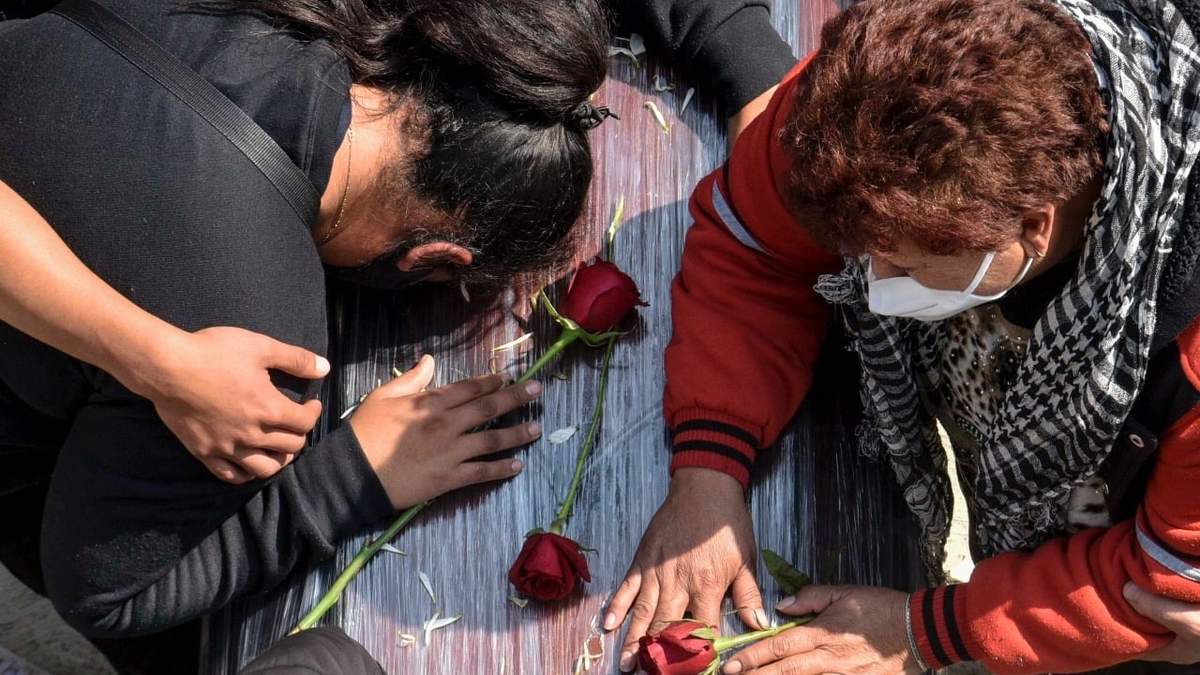 Familiares despiden una víctima de covid