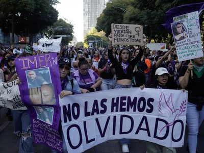 “No hemos llegado todas”, el mensaje de colectivos feministas a Sheinbaum en la marcha del 25N