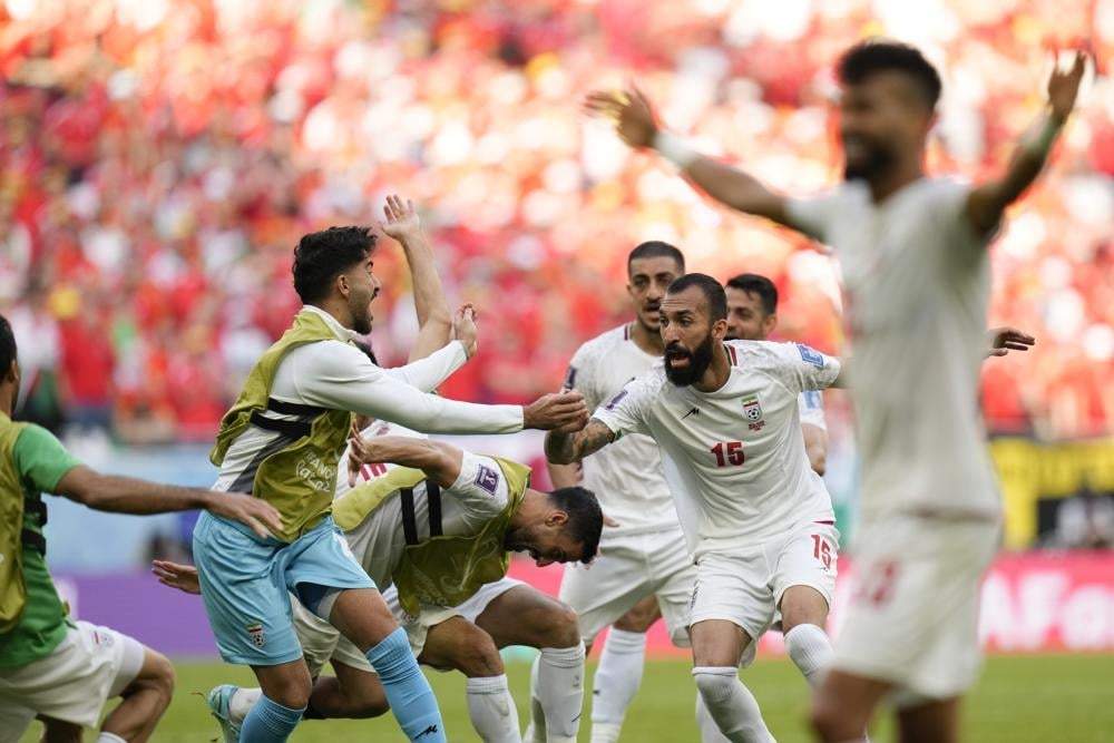 El iraní Rouzbeh Cheshmi (derecha) celebra tras anotar el primer gol de Irán en la victoria 2-0 ante Gales el 25 de noviembre de 2022, en Al Rayán, Qatar