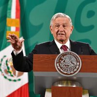 AMLO vuelve a reprochar "violencia" en movilización feminista, pero pide no perseguir a nadie