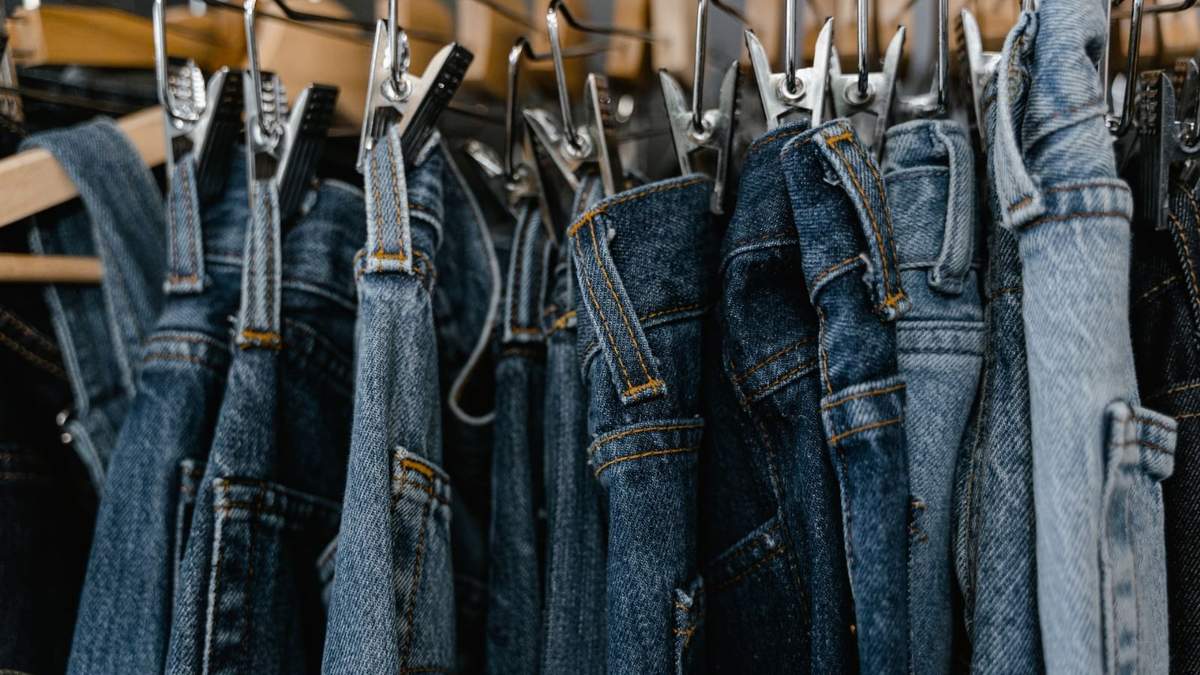 La producción de prendas de mezclilla en México atraviesa un periodo de ajuste, donde las decisiones corporativas globales tienen un efecto directo en las economías locales.