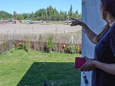 Denuncian que la empresa Indalo dejó chatarra y líquidos contaminantes en el predio
