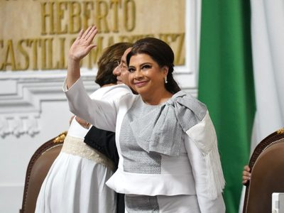 Clara Brugada es recibida con porras previo a su toma de protesta como jefa de Gobierno de la CDMX